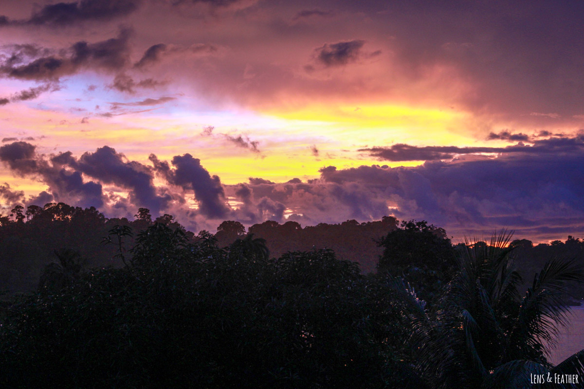 Farbenfroher Sonnenuntergang über dem Corcovado Nationalpark in Costa Rica