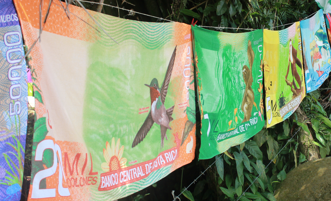 Colones Scheine als Handtuch in Costa Rica