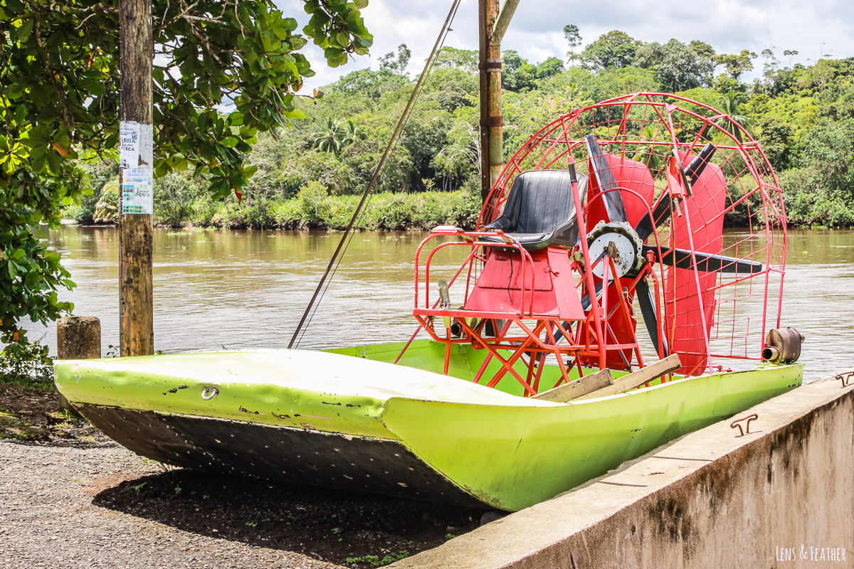 Altes Propellerboot in Sierpe in Costa Rica