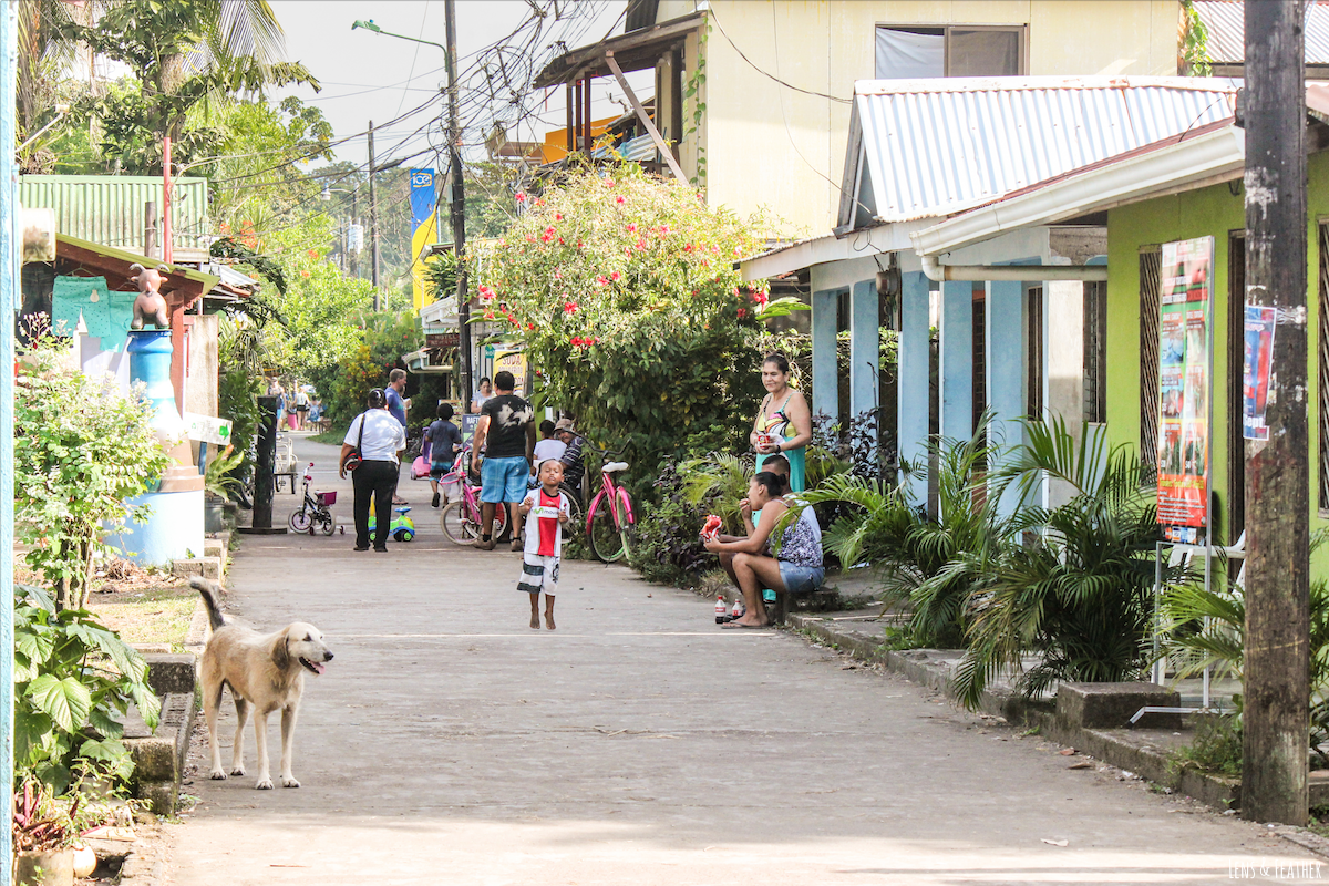 Belebte Straße in Tortuguero Costa Rica