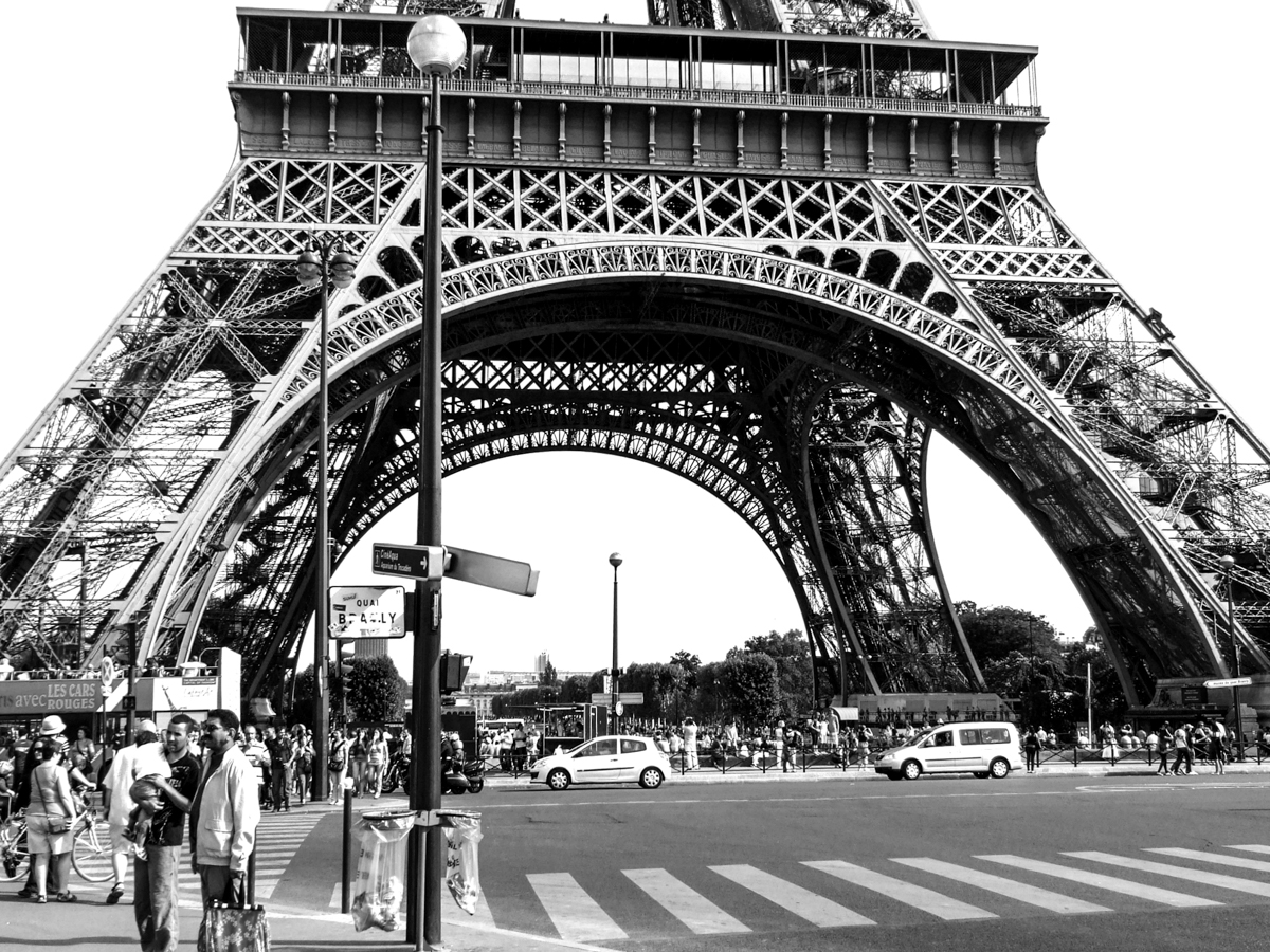Zebrastreifen vor dem Eiffelturm Paris
