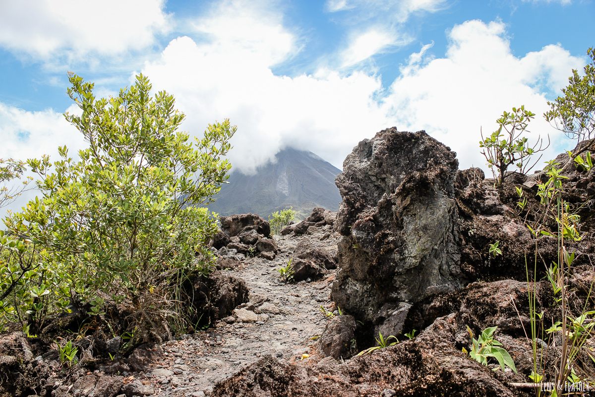 Wanderweg auf erkalteter Lava