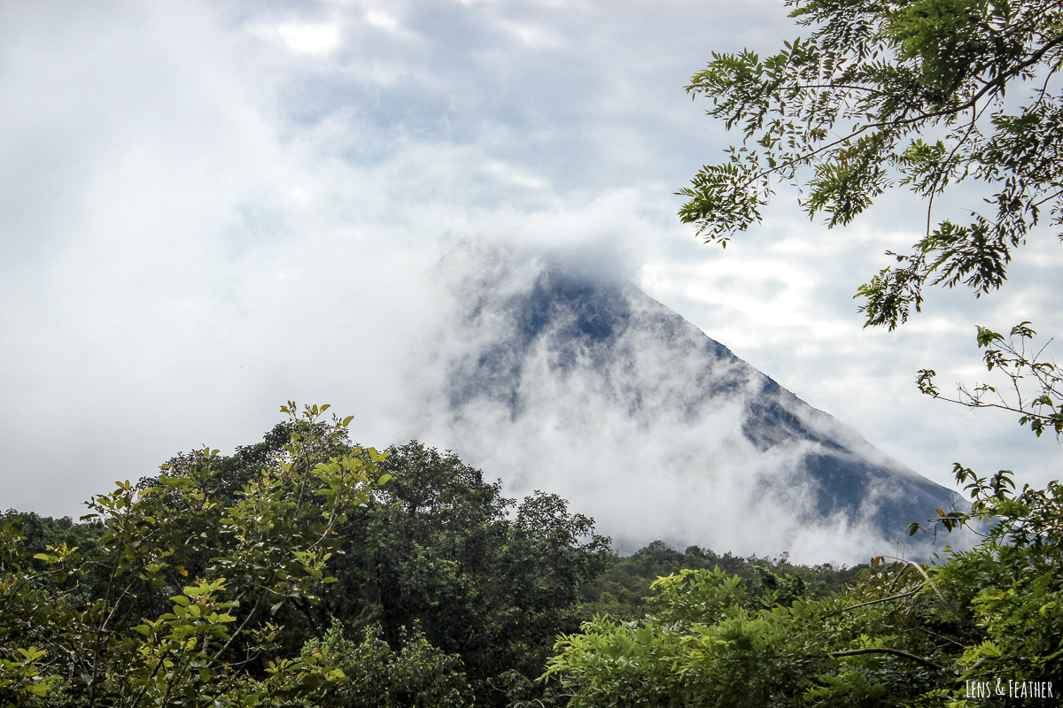 Der Vulkan Arenal hinter Wolken