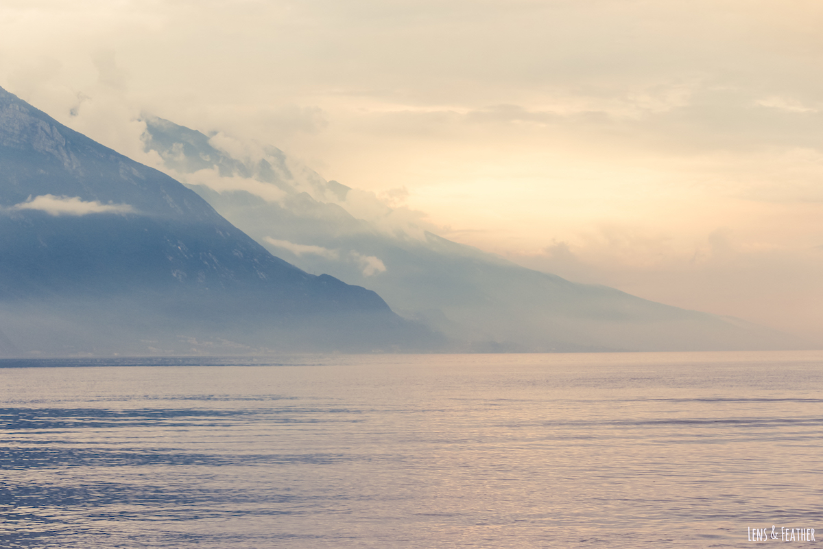 Wolkenverhangener Sonnenuntergang am Gardasee